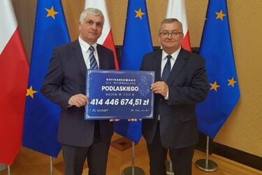 Wojewoda podlaski odebrał czek od premiera
