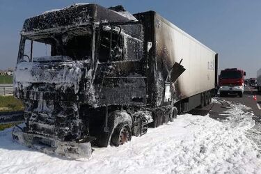 Tir w płomieniach. Droga zablokowana