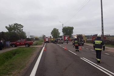 Wypadek na krajowej "61". Droga jest zablokowana