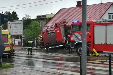 Wóz strażacki wjechał w dom