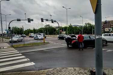 Wypadek na skrzyżowaniu. 63-letni kierowca trafił do szpitala