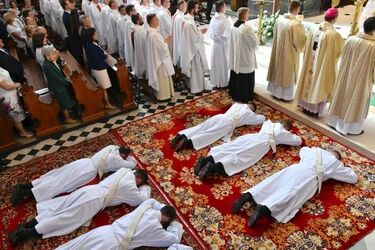 Archidiecezja Białostocka ma nowych księży. Diakoni przyjęli święcenia [ZDJĘCIA]