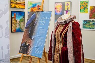 Pokaz strojów, wyjazdowy spacer i podświetlana instalacja, czyli Barokowe Ogrody Sztuki
