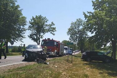 Wypadek na krajowej "19". Zderzyły się 3 osobówki i tir