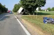 Zderzenie osobówki z ciężarówką. Z nieznanych przyczyn zjechał na przeciwległy pas