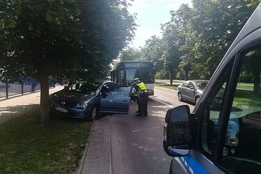 Osobówka zderzyła się z autobusem na ul. Branickiego. 6 osób zabrano do szpitala