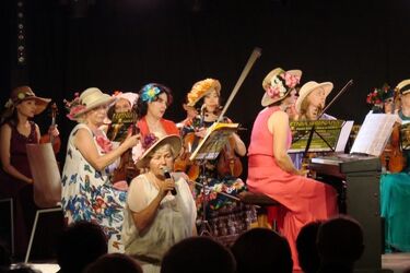 Letnia Serenada. Koncert przed kawiarnią Fama