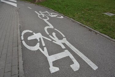 43-latek wpadł pod rower. Jego kierowcę przewieziono na SOR