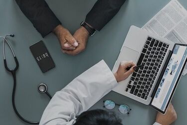 Wypadki przy pracy – szczególnie częste w sezonie letnim. O tym trzeba wiedzieć
