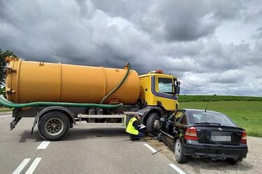 Wypadek na krajowej "16". Dwie osoby trafiły do szpitala