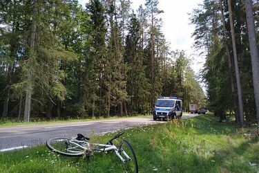 Wypadek na trasie do Augustowa. Zahaczył lusterkiem rowerzystę 