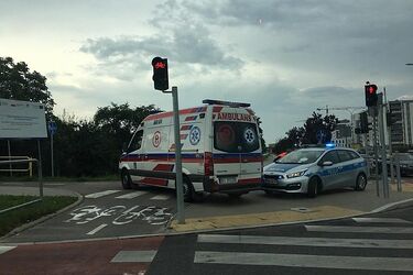 Wypadek z udziałem rowerzystów. 87-latek trafił do szpitala 
