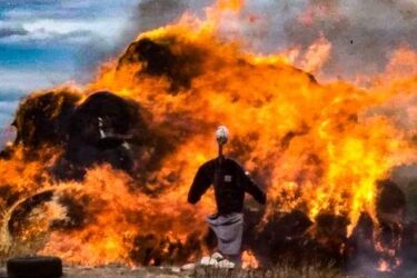 Pożar bel słomy. Szybka reakcja funkcjonariuszy