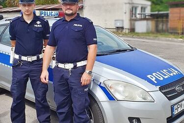 Zatrzasnęły się zamki. Dziecko zostało samo w aucie