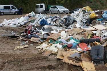 Składowali odpady, które zasypywali żwirem. To nielegalne