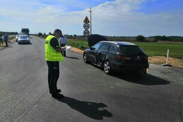 Zderzenie trzech aut. Droga jest zablokowana