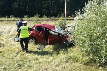 Auto dachowało. Kierowca został przetransportowany do szpitala