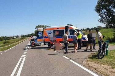 Zderzenie osobówki z motorowerzystą 