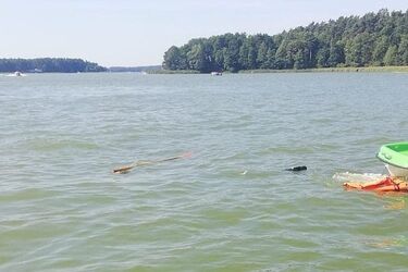 Wysoka fala zatopiła łódkę. Szybka reakcja uratowała życie