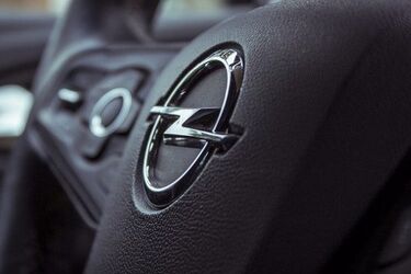 Opel wyprzedzał rowerzystę. W trakcie tego manewru zderzył się z nim