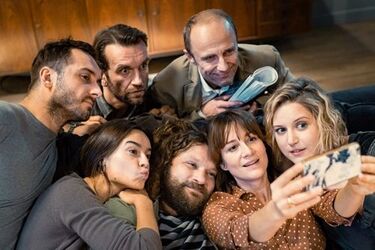 Kino Kobiet. Biało-granatowe mundurki motywem wieczoru [WIDEO]