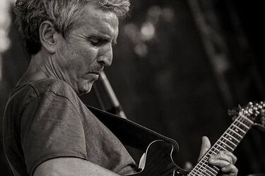 To gitarzysta z powołania. Koncertuje na całym świecie [WIDEO]