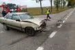Czołowe zderzenie dwóch samochodów. Droga jest zablokowana