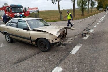 Czołowe zderzenie dwóch samochodów. Droga jest zablokowana