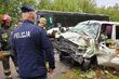 Czołówka busa z autokarem szkolnym wiozącym dzieci