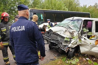 Czołówka busa z autokarem szkolnym wiozącym dzieci