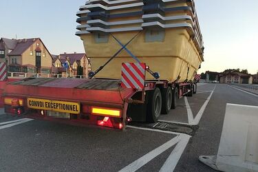 Zbyt duży ładunek. Ciężarówka przewoziła baseny ogrodowe, przekraczając normy