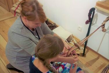 Wzór na płóciennej torbie czy zakładka do książki. Moda na ludowe wzory