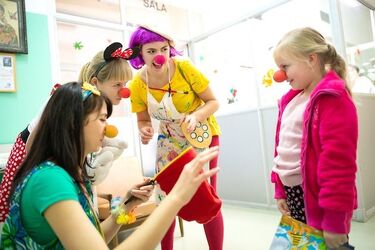 Światowy Dzień Uśmiechu. "Dr Clown" zachęca, by dzielić się uśmiechem – dla zdrowia
