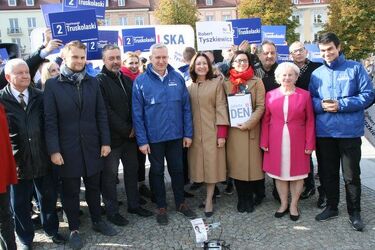 "Nie musicie wybierać pomiędzy demokracją a 500+". Koalicja Obywatelska kończy kampanię