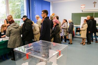 Trwają wybory parlamentarne. Frekwencja w Białymstoku nadal wysoka [ZDJĘCIA]