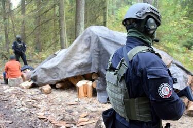 Produkowali alkohol na gigantyczną skalę. Zabezpieczono tysiące litrów bimbru