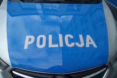 Wypadek z udziałem osobówki i motocyklisty. Kierowca jednośladu trafił do szpitala