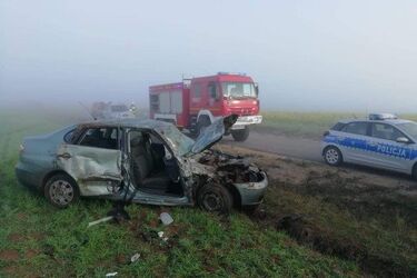 Kierujący ciągnikiem nie ustąpił pierwszeństwa. Seat uderzył w jego koło i dachował