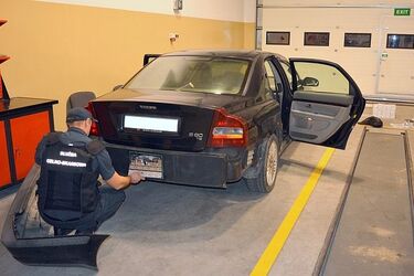 Przemytnicy wpadli na granicy. Funkcjonariusze przechwycili nielegalny towar
