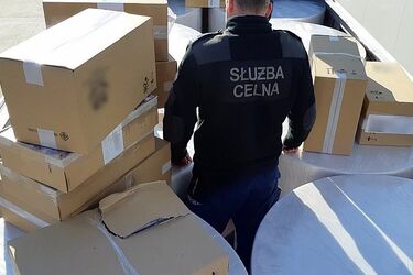 Próba przemytu udaremniona. Papierosy ukryte były pomiędzy rolami papieru