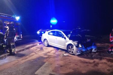Czołowe zderzenie na DK63. Trzy osoby trafiły do szpitala