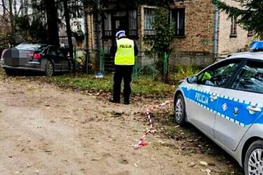 Stracił panowanie nad autem i uderzył w drzewo