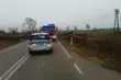 Zjechał na lewe pobocze i uderzył w przepust drogowy. Auto dachowało