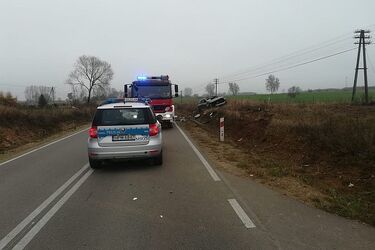 Zjechał na lewe pobocze i uderzył w przepust drogowy. Auto dachowało
