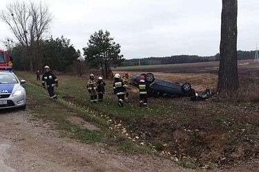 Wypadek na krajowej "65". Auto uderzyło w drzewo, 7-latka trafiła do szpitala