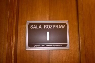 Sąd utrzymał wyrok mężczyzny, który groził posłowi w sieci