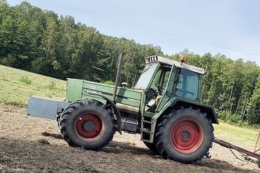 Kradzież ciągnika. Policjanci szukają sprawcy
