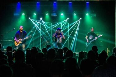 Kobranocka, Róże Europy i Sztywny Pal Azji w Gwincie