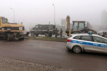 Ul. Żeromskiego. Koparka wykopała pocisk artyleryjski - zamknięto odcinek miasta