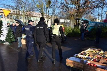 Pod kurtką, w reklamówce, w zaparkowanym obok samochodzie - gdzie chowają nielegalny towar